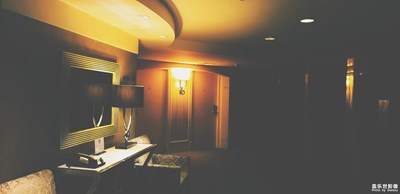 華燈初上，夜未央