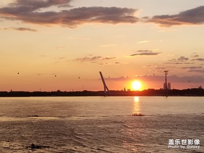 日落江畔紅霞飛