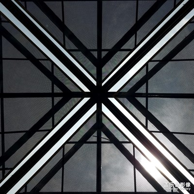 光影下的浦東機(jī)場