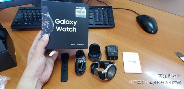 收到預定的手表和雙向無線充電器啦