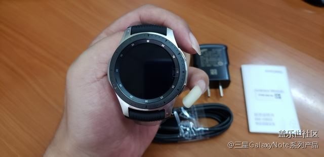 收到預定的手表和雙向無線充電器啦