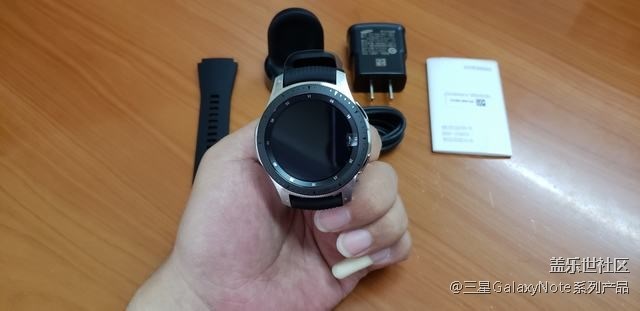 收到預定的手表和雙向無線充電器啦