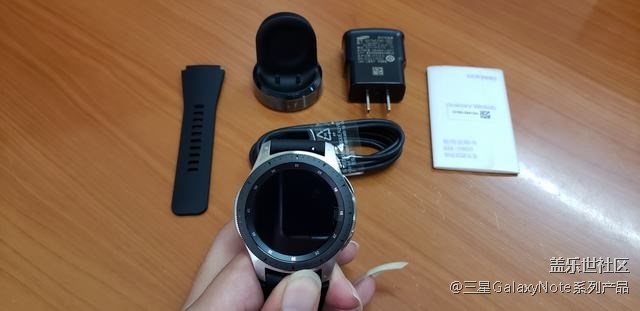 收到預定的手表和雙向無線充電器啦