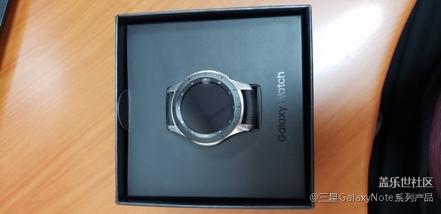 收到預定的手表和雙向無線充電器啦