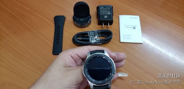 收到預定的手表和雙向無線充電器啦