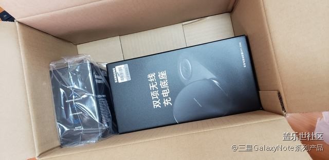 收到預定的手表和雙向無線充電器啦