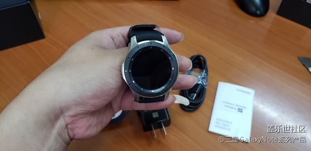 收到預定的手表和雙向無線充電器啦