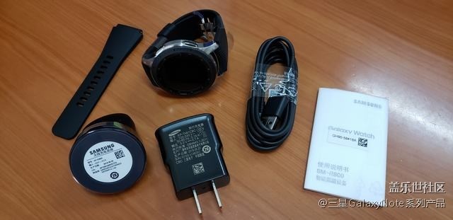 收到預定的手表和雙向無線充電器啦