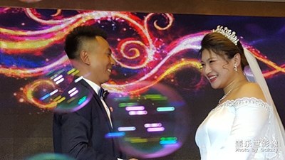 相親相愛(ài)，永結(jié)同心。