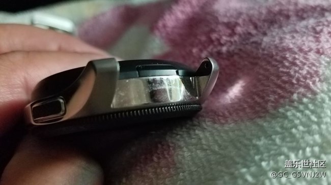 Galaxy watch的這個(gè)是什么？難道是預(yù)留的插卡口？！