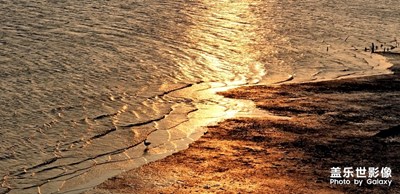 落霞與孤鶩齊飛，秋水共長(zhǎng)天一色。