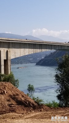 金沙江水清澈透明