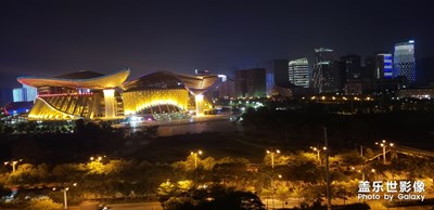 在陽臺(tái)拍的體育館