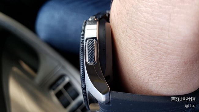 表圈有點(diǎn)脆弱了，帶了2天就劃了條劃痕