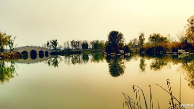 半城山色半城湖