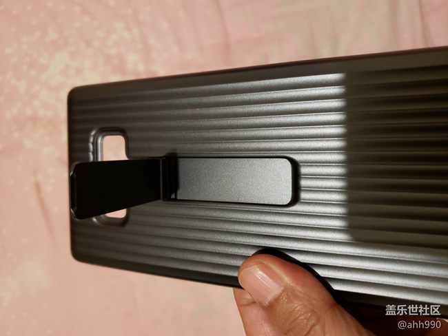 行李箱手機(jī)殼使用10天后無(wú)奈把它換下