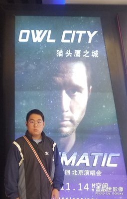 與兒時(shí)偶像合影