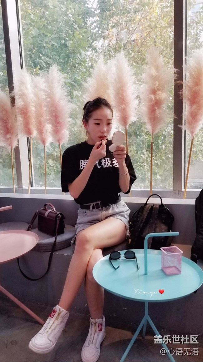 11月，我們在網(wǎng)紅店來拍照