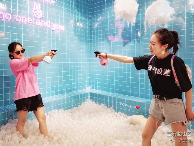 11月，我們在網(wǎng)紅店來拍照