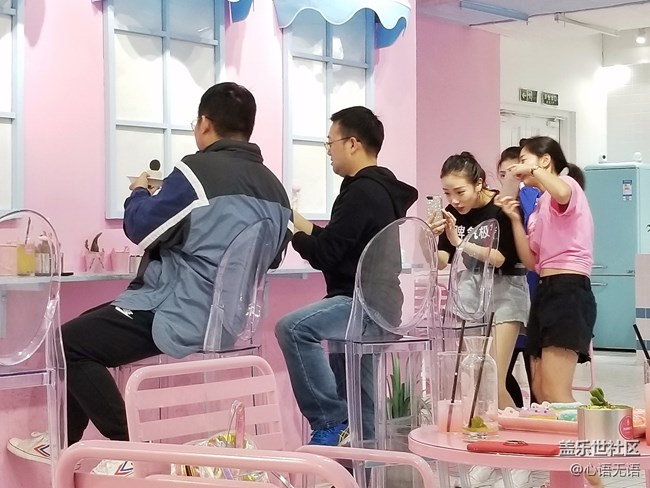 11月，我們在網(wǎng)紅店來拍照