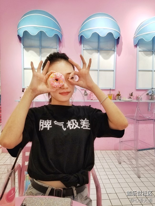 11月，我們在網(wǎng)紅店來拍照