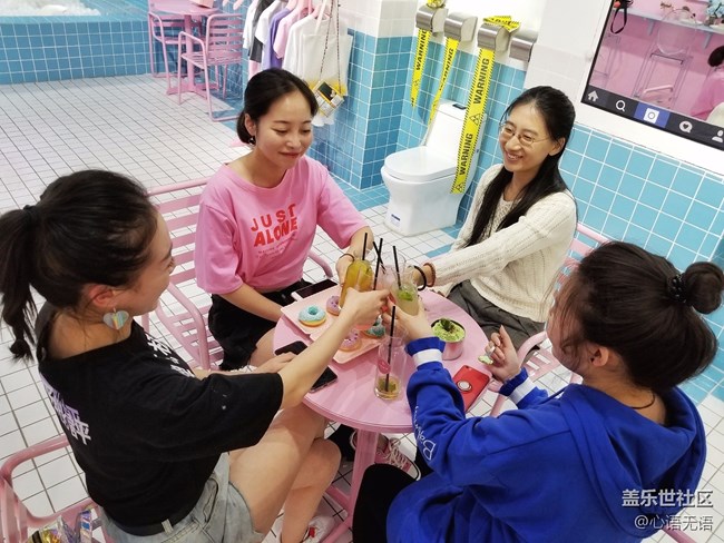 11月，我們在網(wǎng)紅店來拍照