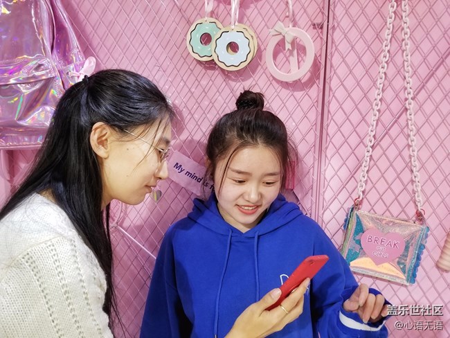 11月，我們在網(wǎng)紅店來拍照