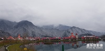 窗含西嶺千秋雪，門泊東吳萬里船。