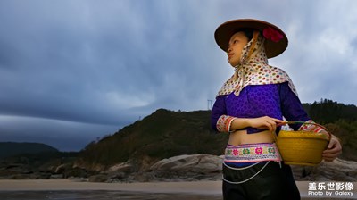 【為中國(guó)添色】《北兜海灘，漁家姑娘》