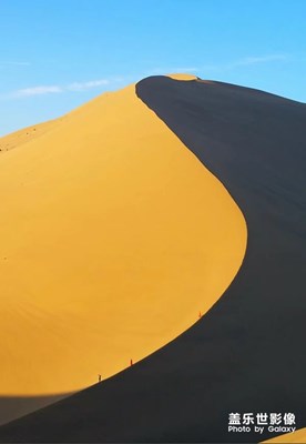 大漠沙如雪，燕山月似鉤