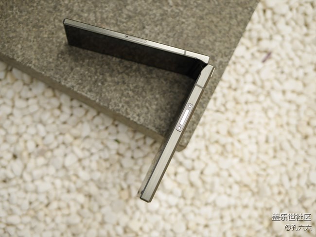 低調(diào)奢華優(yōu)雅從容 三星W2019評測(外觀篇) 低調(diào)奢華優(yōu)雅從容 三星W2019評測(外觀篇)