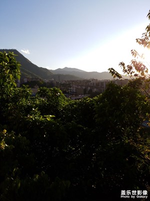 陽(yáng)光明媚，有點(diǎn)小熱25℃