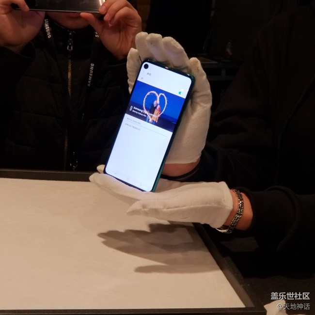 三星全球首款屏內(nèi)開(kāi)孔手機(jī)A8S火速來(lái)襲 三星全球首款屏內(nèi)開(kāi)孔手機(jī)A8S火速來(lái)襲