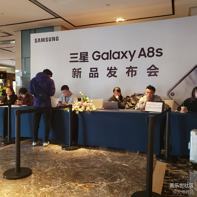 三星全球首款屏內(nèi)開(kāi)孔手機(jī)A8S火速來(lái)襲 三星全球首款屏內(nèi)開(kāi)孔手機(jī)A8S火速來(lái)襲