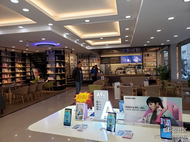 據(jù)說這是全國第一家?guī)ЭХ瑞^的三星全產(chǎn)品體驗(yàn)店哦 據(jù)說這是全國第一家?guī)ЭХ瑞^的三星全產(chǎn)品體驗(yàn)店哦