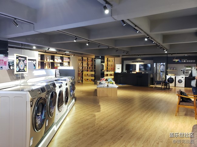 據(jù)說這是全國第一家?guī)ЭХ瑞^的三星全產(chǎn)品體驗(yàn)店哦 據(jù)說這是全國第一家?guī)ЭХ瑞^的三星全產(chǎn)品體驗(yàn)店哦