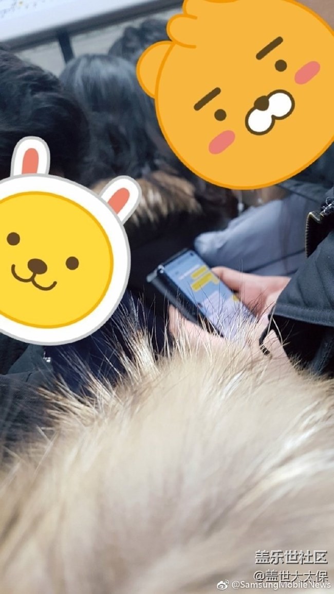 疑似三星Galaxy S10真機(jī)地鐵上曝光：采用打孔屏