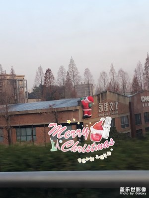 路上偶遇到的圣誕老人，祝大家圣誕快樂ヾ(●´?｀●)?哇