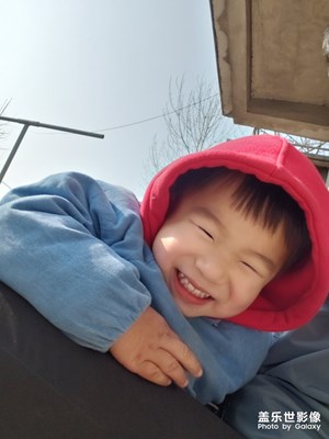 看到手機(jī)中的自己瞧把他開心的。