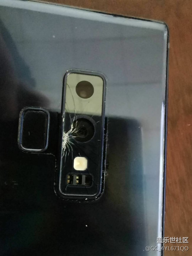 note9莫名其妙的后面鏡頭蓋碎了，佛了