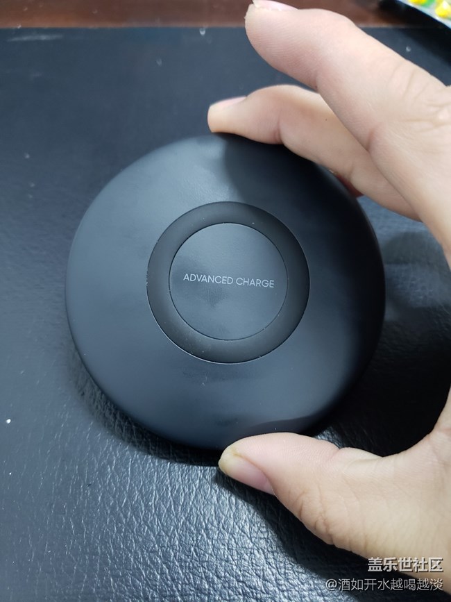 你們收到的禮盒，里面無線充電板也是這樣的嗎？