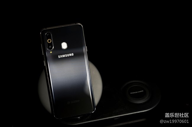 Galaxy A8s 豈止黑瞳全視屏