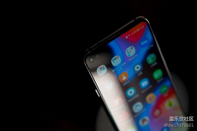 Galaxy A8s 豈止黑瞳全視屏