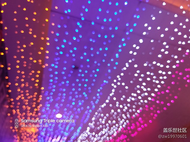 Galaxy A8s 豈止黑瞳全視屏