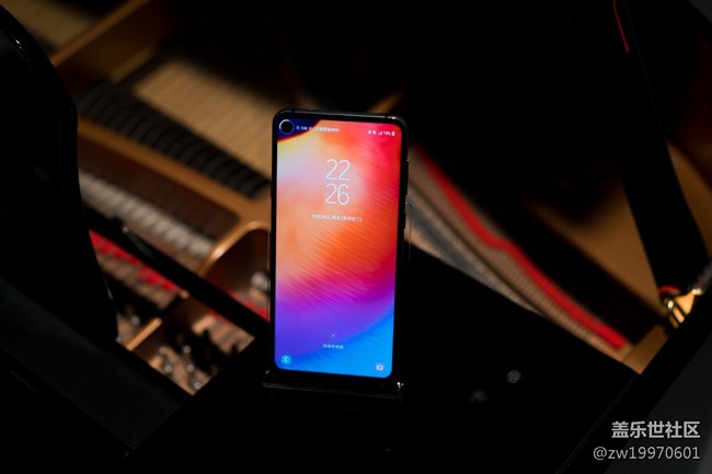 Galaxy A8s 豈止黑瞳全視屏