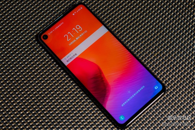 Galaxy A8s 豈止黑瞳全視屏