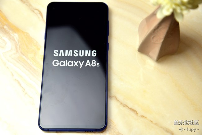 2799檔的正面剛  三星A8s圖評