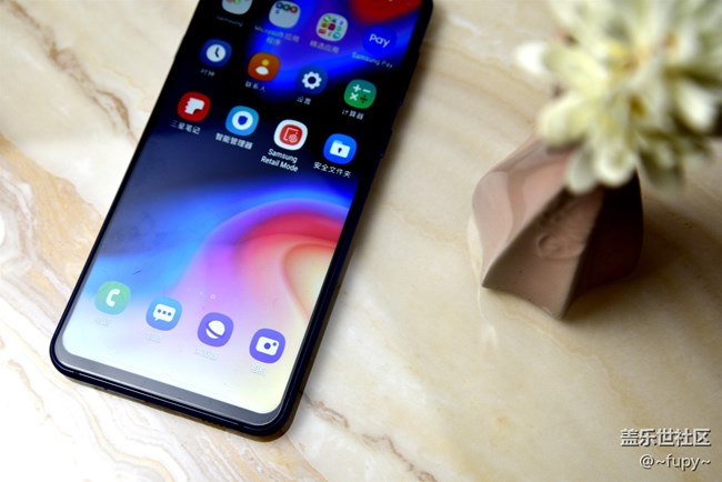 2799檔的正面剛  三星A8s圖評