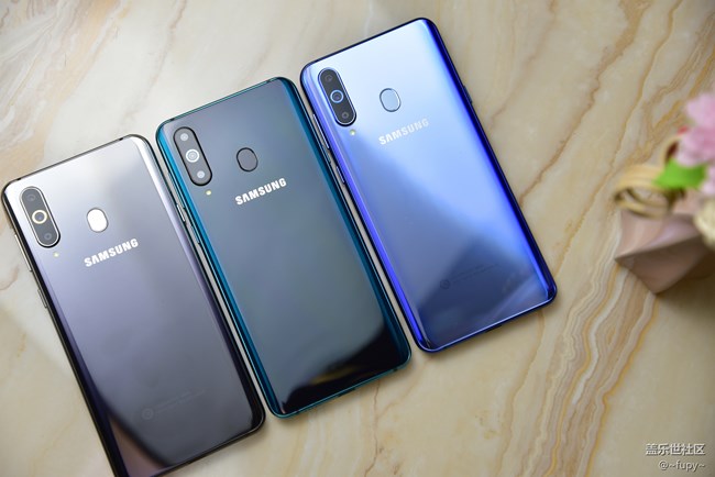 2799檔的正面剛  三星A8s圖評