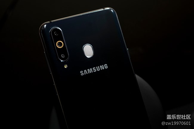 Galaxy A8s 豈止黑瞳全視屏 Galaxy A8s 豈止黑瞳全視屏